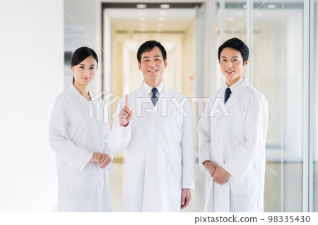 白大衣的工作人員 98335430