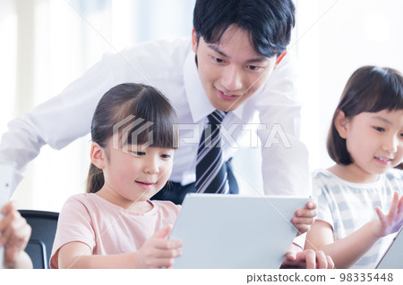 孩子們在平板電腦上學習 孩子們在平板電腦上學習 98335448