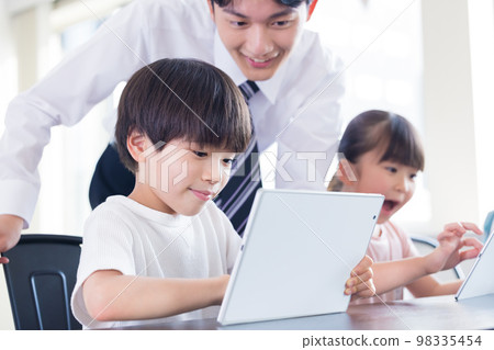 孩子和老師在平板電腦上學習 98335454