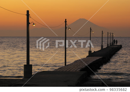 復古碼頭和富士山日落原岡海岸岡本碼頭 復古碼頭和富士山日落原岡海岸岡本碼頭 98335682