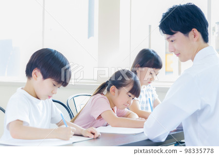 在補習班學習的孩子和老師 在補習班學習的孩子和老師 98335778