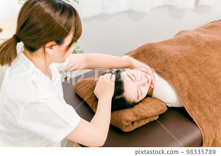 在脊椎按摩診所和治療師、脊椎按摩師、按摩師（推拿診所、沙龍）接受頸部按摩的女性 98335789