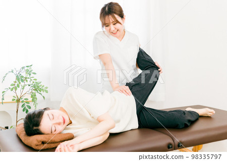 Pelvic correction, manipulative treatment, masseur, manipulative therapist, and physiotherapist Asian woman Pelvic correction, manipulative treatment, masseur, manipulative therapist, and physiotherapist Asian woman 98335797
