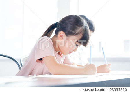 在學校學習的女孩 98335810