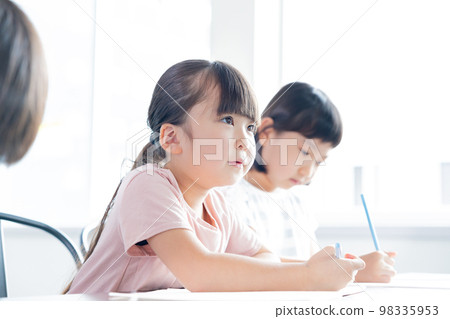 教育 孩子們上課 98335953