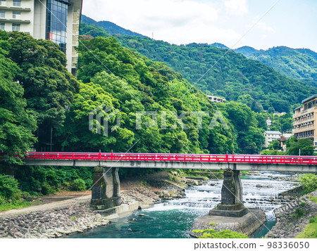 流經日本旅遊勝地箱根湯本的河流上的一座橋 流經日本旅遊勝地箱根湯本的河流上的一座橋 98336050