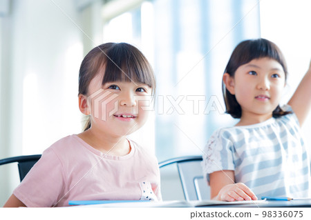 A girl taking a lesson 98336075