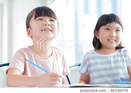 上課的女孩 98336079