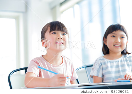 上課的女孩 98336081