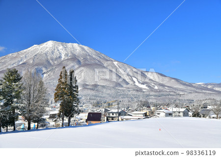 從黑姬站附近眺望黑姬山和黑姬高原雪地公園（長野縣信濃町）[2023年1月] 98336119