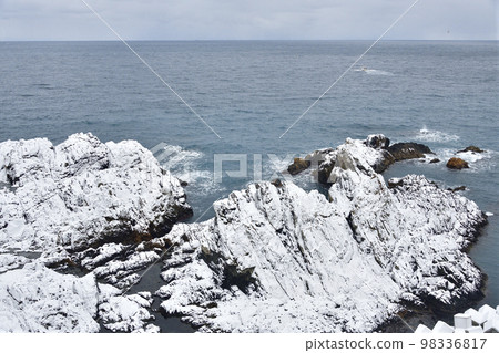 Shoot the snowy scenery of the coast of Kosago, Kaminokuni-cho, Hokkaido in winter 98336817
