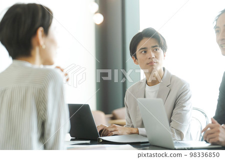 人們在辦公室開會 人們在辦公室開會 98336850