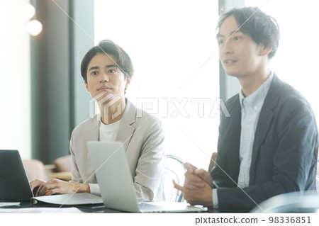 人們在辦公室開會 98336851