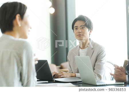 人們在辦公室開會 人們在辦公室開會 98336853