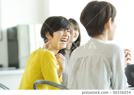 人們在辦公室開會 98336854