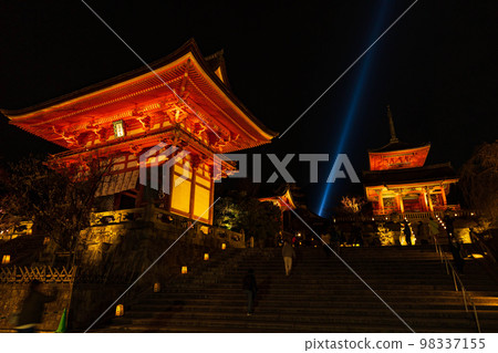 古京都東山花燈郎世界遺產清水寺仁王門和西門 古京都東山花燈郎世界遺產清水寺仁王門和西門 98337155