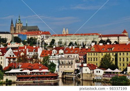 查理大橋上的布拉格老城城市景觀 98337199