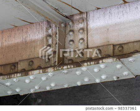 老鐵橋被鉚接 98337361