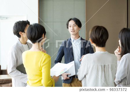 與之交談的商務人士 98337372