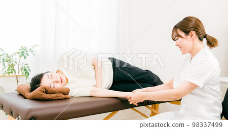 接受推拿、按摩和身體護理的女性以及推拿治療師/治療師（手部按摩） 98337499