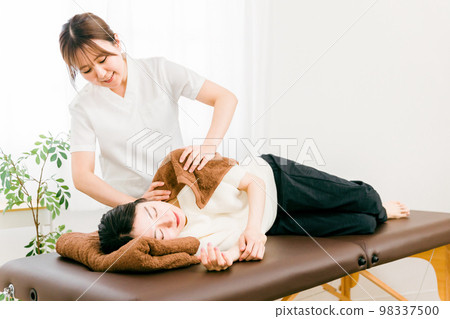 接受推拿、按摩和身體護理以及推拿治療師/治療師（肩膀僵硬）的女性 98337500