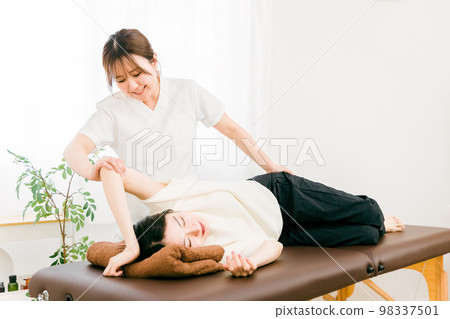 A woman who receives a manipulative, massage, and body care and a manipulative therapist/therapist (stiff shoulders) 98337501