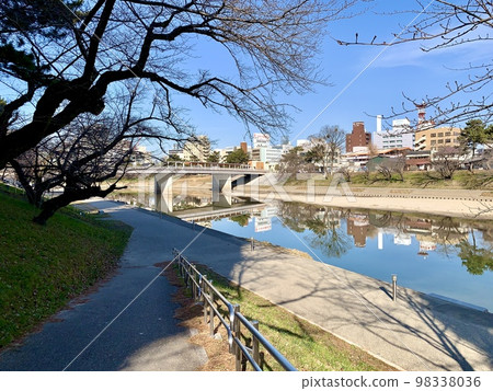 Sakuragi Bridge and the water mirror in the city against the blue sky <Left bank of the Oto River/Okazaki City, Aichi Prefecture> Sakuragi Bridge and the water mirror in the city against the blue sky <Left bank of the Oto River/Okazaki City, Aichi Prefecture> 98338036