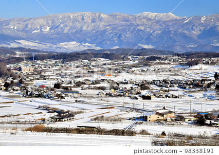 飯綱町黑川周邊和飯綱町穆雷周邊（正面）/遠眺志賀高原（遠景）（長野縣飯綱町）[2023年1月] 98338191