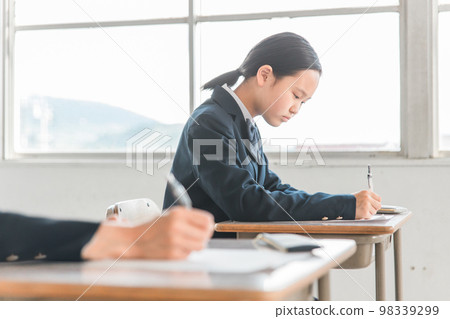 初中生，高中生，小學生（制服）在學校參加模擬考試，考試，考試，考試 98339299