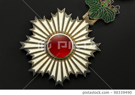 黑色背景上明治時期的勳章和徽章 黑色背景上明治時期的勳章和徽章 98339490
