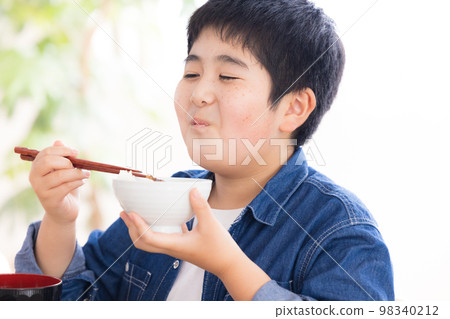 吃米飯的家庭餐男孩 98340212