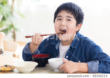 吃肉的家庭餐男孩 98340214
