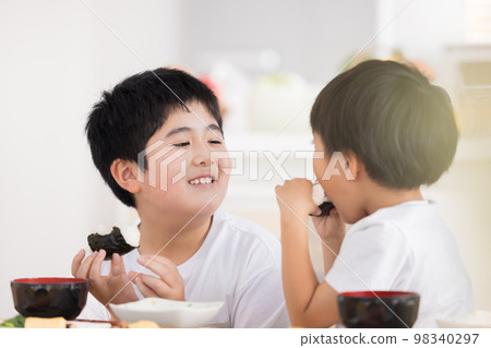 一家人吃飯糰的男孩 一家人吃飯糰的男孩 98340297