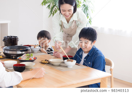 吃肉的家庭餐男孩 吃肉的家庭餐男孩 98340313