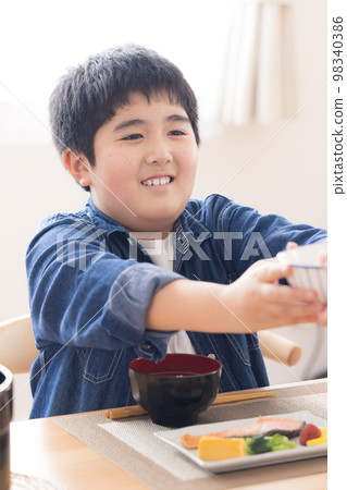 家庭聚餐男孩吃另一頓飯 家庭聚餐男孩吃另一頓飯 98340386