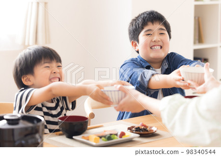 Family Meal Brothers refilling rice 98340544