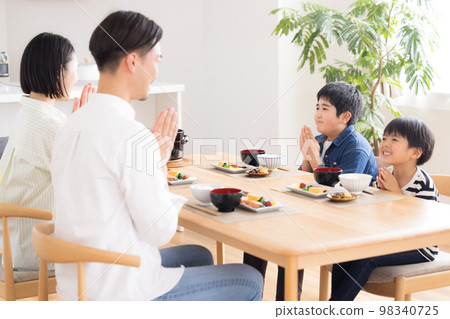 一家人吃 itadakimasu 飯 一家人吃 itadakimasu 飯 98340725