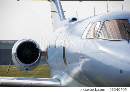 航空自衛隊U-125A搜救機右側機身和噴氣發動機 98340795
