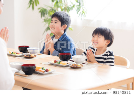 Brothers having a family meal 98340851