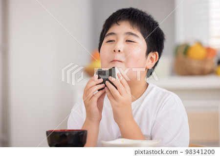 一家人吃飯糰的男孩 一家人吃飯糰的男孩 98341200