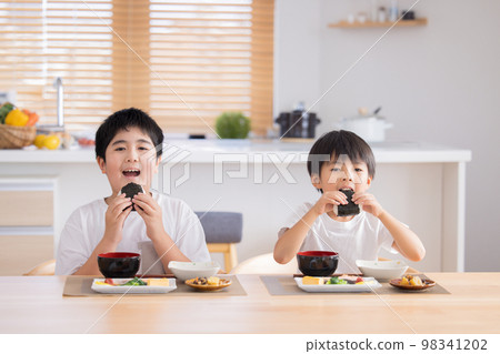 Family brothers eating rice balls 98341202