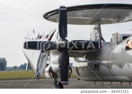 The propeller on the right side of the Air Self-Defense Force's E-2C early warning aircraft The propeller on the right side of the Air Self-Defense Force's E-2C early warning aircraft 98341351