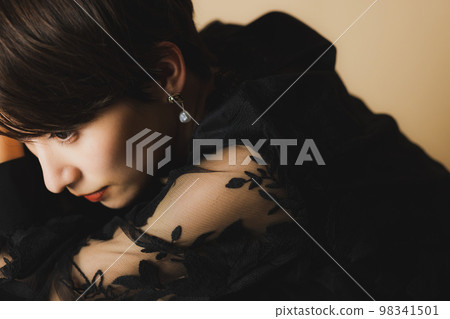 短頭髮的女人 98341501