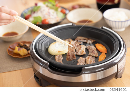 在熱板上烤的烤肉牛肉 在熱板上烤的烤肉牛肉 98341601