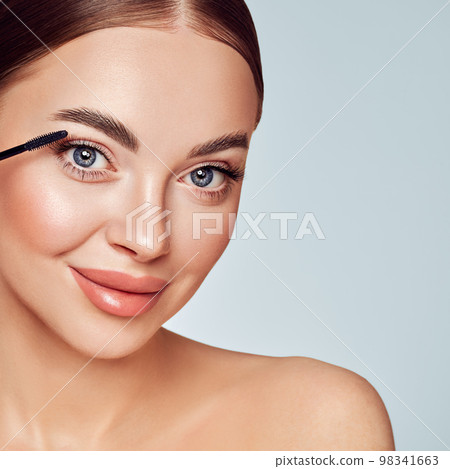 Beauty woman applying black mascara on eyelashes 98341663