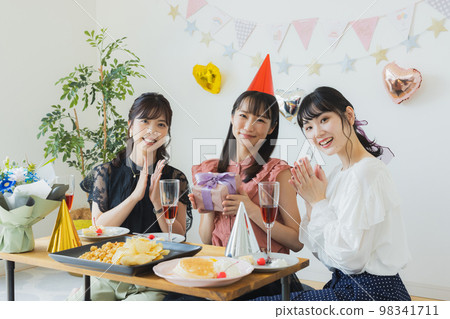 Girls' party image 98341711