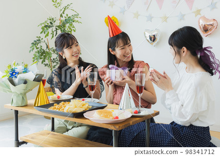 Girls' party image 98341712