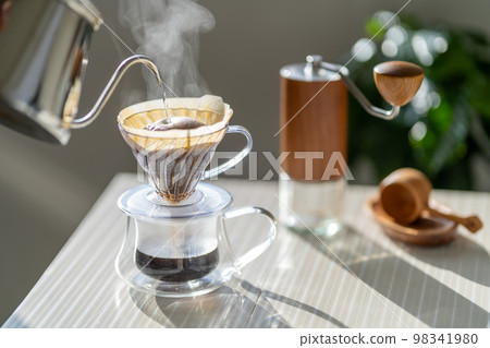 Coffee coffee hand drip HARIO V60 extraction steam white stripe Coffee coffee hand drip HARIO V60 extraction steam white stripe 98341980