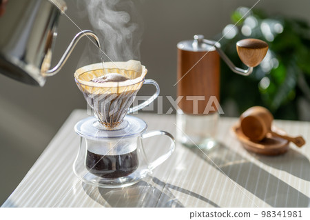 Coffee coffee hand drip HARIO V60 extraction steam white stripe Coffee coffee hand drip HARIO V60 extraction steam white stripe 98341981
