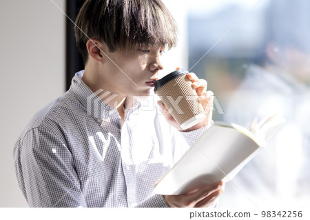 年輕人閱讀 98342256